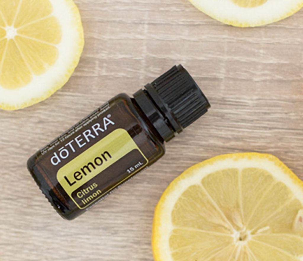 EHBO: Lemon etherische olie reinigt plakkerige handen of oppervlakken.